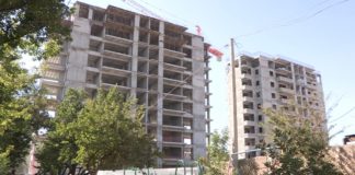 Можно ли поделить детскую площадку — трудноразрешимый вопрос жители дома 14А 17-микрорайона бьют тревогу. ведь их дети могут упасть вырытый катлован.