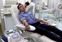 Полицейские ЮКО сдают кровь пострадавшим в ДТП детям