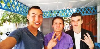 Шымкентский стоматолог-селфмейкер снял ремейк на популярное интернет-видео Селфи съемочной группы Телекомпании"Отырар" с автором популярного видеоролика