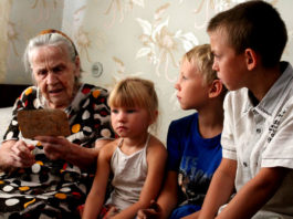 Дома о любимой бабушке заботятся четверо правнуков, внук и дочка. Благодаря им, по словам женщины, она полна сил и жизненной энергии
