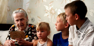 О забытом 95-летнем ветеране тыла наконец вспомнили Дома о любимой бабушке заботятся четверо правнуков, внук и дочка. Благодаря им, по словам женщины, она полна сил и жизненной энергии