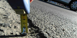 Новое дорожное покрытие толщиной в 1 сантиметр возмутило ленгерцев Ленгерцы опасаются, что асфальт уплывет с первыми дождями