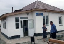 Все ученики двухкомнатной школы вынуждены заниматься в одном классе Школа в Айколе