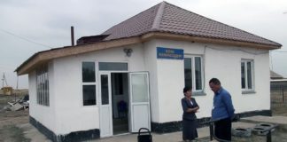Все ученики двухкомнатной школы вынуждены заниматься в одном классе Школа в Айколе