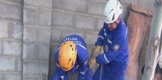 Семь часов провела в глубоком колодце жительница Шымкента Спасатели достают женщину из септика