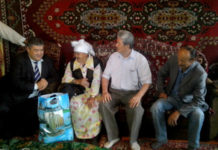 Абайский акимат поздравил долгожителей с Днем пожилых людей Поздравлять пожилых людей с праздником, для сотрудников Абайского акимата стало доброй традицией