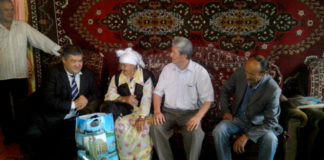 Абайский акимат поздравил долгожителей с Днем пожилых людей Поздравлять пожилых людей с праздником, для сотрудников Абайского акимата стало доброй традицией