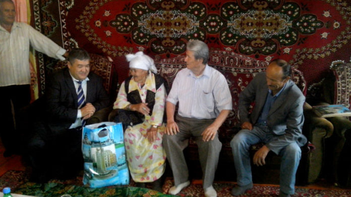 Поздравлять пожилых людей с праздником, для сотрудников Абайского акимата стало доброй традицией