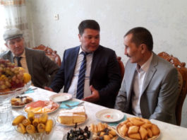 В честь дня пожилых людей и казахстанского дня инвалидов, чиновники с подарками, лично объехали десятки домов