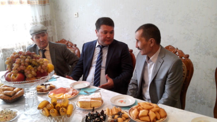 В честь дня пожилых людей и казахстанского дня инвалидов, чиновники с подарками, лично объехали десятки домов