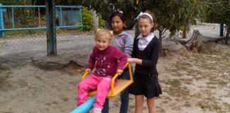 Брошенные дети в Шымкенте до сих пор не могут вернуться домой