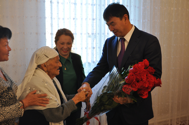 Аким Шымкента Дархан Сатыбалды поздравил Алпу Есжанову с 105-летием