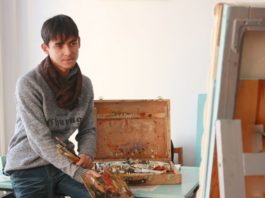 Дамир Касьянов, художник: "Для меня, это очень важная выставка. Я был единственным художником с Южного Казахстана. Мои работы оценил сам президент Татарстана, который так же прилетел на выставку". 