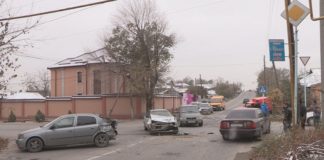 Крупная авария с участием трех машин произошла в Шымкенте Крупная авария с участием трех машин произошла в Шымкенте