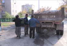 Жители Шымкента отстаивают земельный участок с кулаками Попытка разгрузить авто с гравием