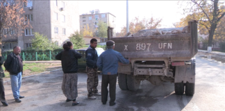 Жители Шымкента отстаивают земельный участок с кулаками Попытка разгрузить авто с гравием