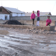 В Сарыагашском районе школы построили, а дороги к ним нет