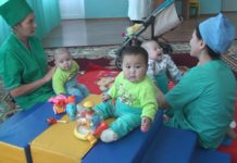 В шымкентском доме ребенка сегодня живут 62 малыша У семимесячной Каламкас мама есть, и любит ее. Но забрать пока не может