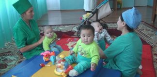 В шымкентском доме ребенка сегодня живут 62 малыша У семимесячной Каламкас мама есть, и любит ее. Но забрать пока не может