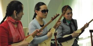 В южноказахстанской областной библиотеке для незрячих и слабовидящих горожан прошел творческий конкурс «Марш дуэтов» 8 пар: читатели и библиотекари соревновались за звание лучшего