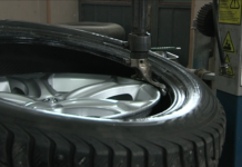 Замена шин поможет избежать штрафов Смазываете края резины специальным клеем и надеваете на обод, с помощью спец оборудования для шина монтажа