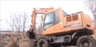 В Шымкенте началась очистка городских каналов Очистка канала Кара-су экскаватором