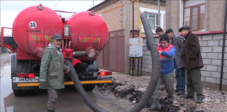 Жители улицы Жуманова 112 квартала с наступлением осени потеряли покой Выкачивание воды на 112 квартале "осенизатором"