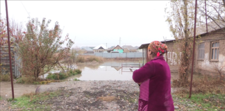 Небольшой дождь в Шымкенте принес немало хлопот горожанам Жители мкр Самал 3 не могут выйти и зайти в свои дома