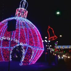 Перед новогодними праздниками город преображается Перед новогодними праздниками город преображается