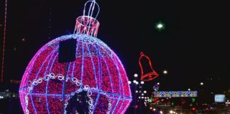 Перед новогодними праздниками город преображается Перед новогодними праздниками город преображается