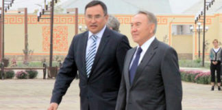 Аким ЮКО Аскар Мырзахметов удостоен Госпремии РК в области искусства Аскар Мырзахметов и Нурсултан Назарбаев в парке Независимости