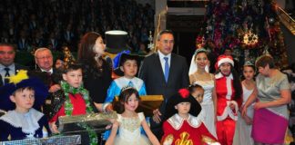 На президентской елке 200 школьников получили подарки от Н.А. Назарбаева Каждый ребенок получил праздничный набор, куда вошел: ноутбук, книги, сладости и волшебные игрушки