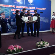 Студенты помогают полицейским охранять общественный порядок в Шымкенте Студенты помогают полицейским охранять общественный порядок в Шымкенте