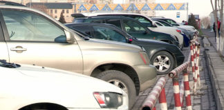 Водители паркуются в нарушение правил дорожного движения Водители паркуются в нарушение правил ПДД