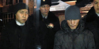 20-летние грабители забрали у прохожего телефон, угрожая оружием 20-летние разбойники забрали у прохожего телефон угрожая оружием