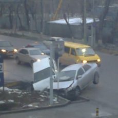 Ранним утром в Шымкенте столкнулись два автомобиля