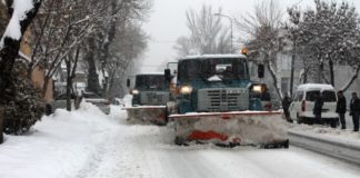 Как коммунальщики справляются с последствиями выпавшего снега в Шымкенте Как коммунальщики справляются с последствиями выпавшего снега в Шымкенте