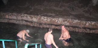 Шымкент отметил Крещение службой и купанием Купание ночью на Крещение