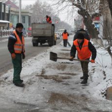 Коммунальщики взялись за расчистку тротуаров в Шымкенте