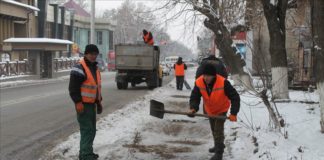 Коммунальщики взялись за расчистку тротуаров в Шымкенте