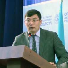 Аким Аль-Фарабийского района отчитался перед населением за 2014 год Аким Аль-Фарабийского района Бауыржан Калжанов
