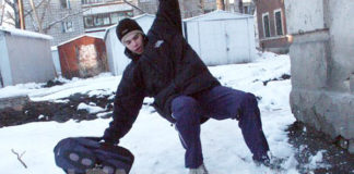 Жители Шымкента пешком добираются на работу, падая на гололеде