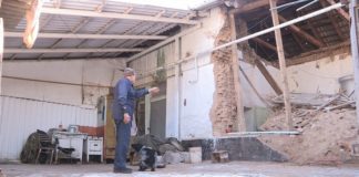 В Шымкенте дом рухнул прямо на глазах у ветерана тыла С болью в сердце, 78-ми летний труженик тыла - Юрий Лапковский вспоминает, как в один миг лишился всего