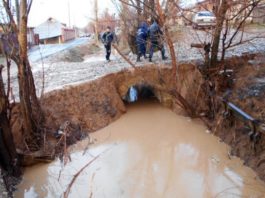 В Шымкенте началась очистка ирригационных каналов несмотря на минусовую температуру