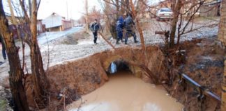 В Шымкенте началась очистка ирригационных каналов В Шымкенте началась очистка ирригационных каналов несмотря на минусовую температуру