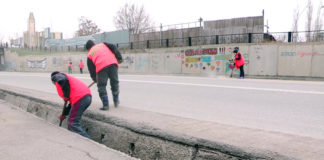 После сошедшего снега в городе началась уборка обочин дорог и арыков После сошедшего снега в городе началась уборка дорог и арыков
