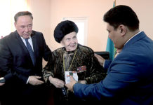 В ЮКО ветеранам ВОВ подарили необычные мобильные устройства