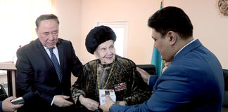 В ЮКО ветеранам ВОВ подарили необычные мобильные устройства