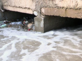 Двое суток подряд коммунальные службы чистили реку в микрорайоне "Самал"