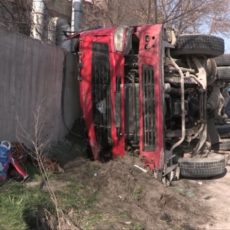 В Шымкенте на скорости перевернулся автомобиль-бетономешалка (видео) В Шымкенте на скорости перевернулся автомобиль-бетономешалка